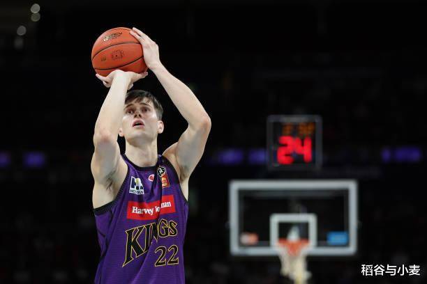 奇异果- 勇士前途光明！，西亚卡姆新星爆冷表现突出赛场气氛高涨